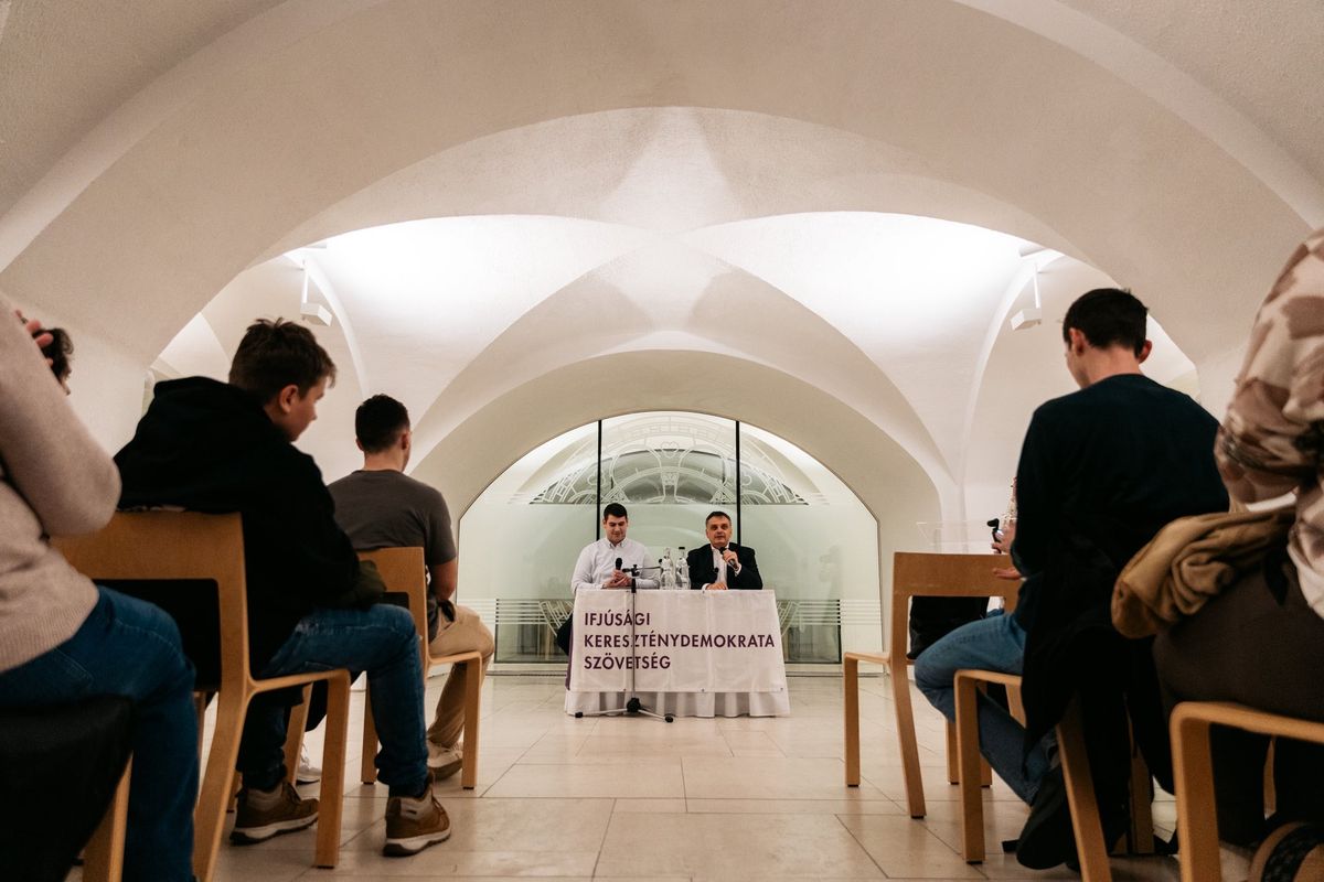 A magyar családok támogatása volt a fókuszban a Dóm Látogatóközpontban tartott fórumon, ahol nagyon sok fiatal hallgatta Latorcai Csabát