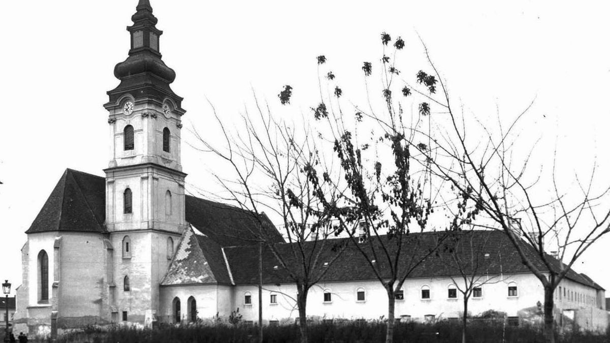 Az alsóvárosi ferences templom és kolostor a nagy árvíz emlékét is őrzi. Fotó: Délmagyar Archív