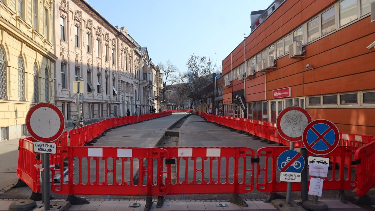Egyelőre még kordonokkal tarkított az Aradi vértanúk tere. (Fotó: Tóth Norbert)