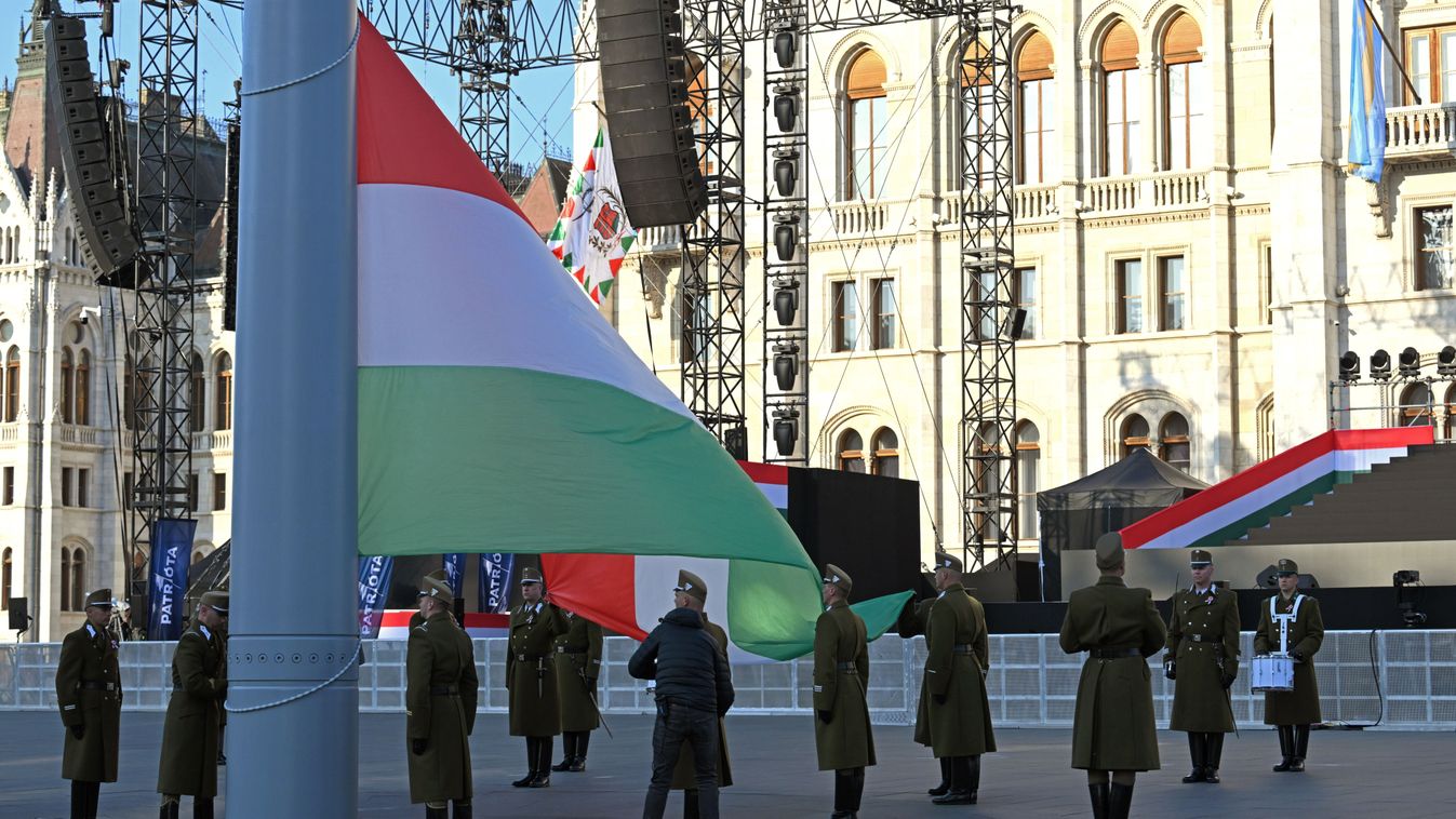 Felvonták a nemzeti lobogót az Országház előtt +fotó +videó