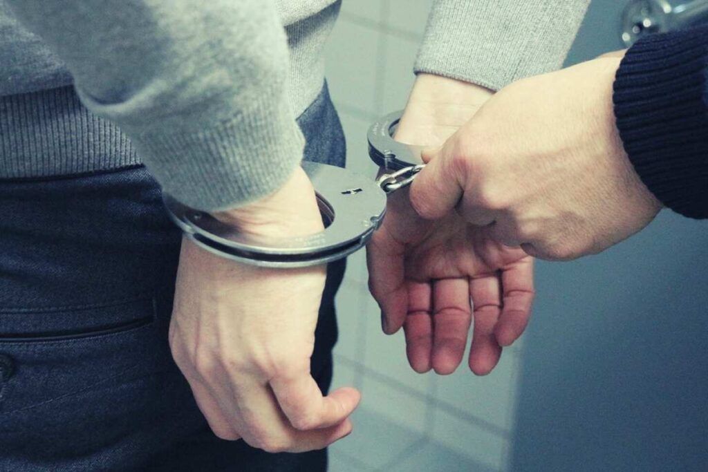 A szegedi bíróság végül rács mögé küldte a veszélyes Molotov-koktéllal fenyegetőző férfit. Fotó: Illusztráció/vidakovics.hu