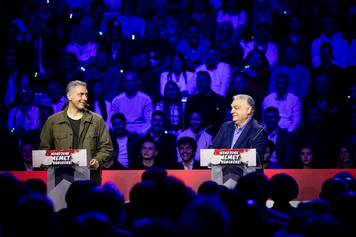 Orbán Viktor és Lázár János a digitális polgári körök által szervezett háborúellenes gyűlésen a debreceni Főnix Arénában