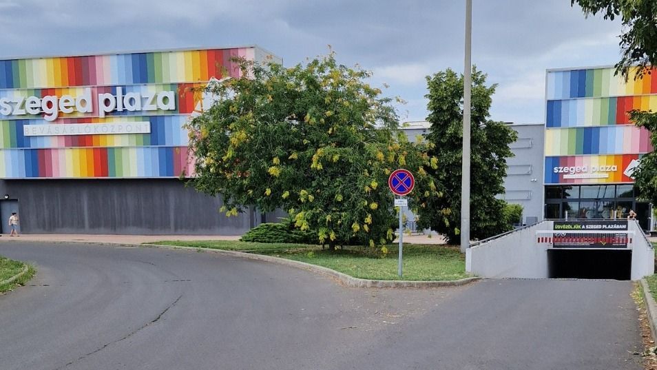 Április elsejétől szigorú éjszakai zárlat lép életbe a Szeged Plaza mélygarázsában. Fotó: Facebook