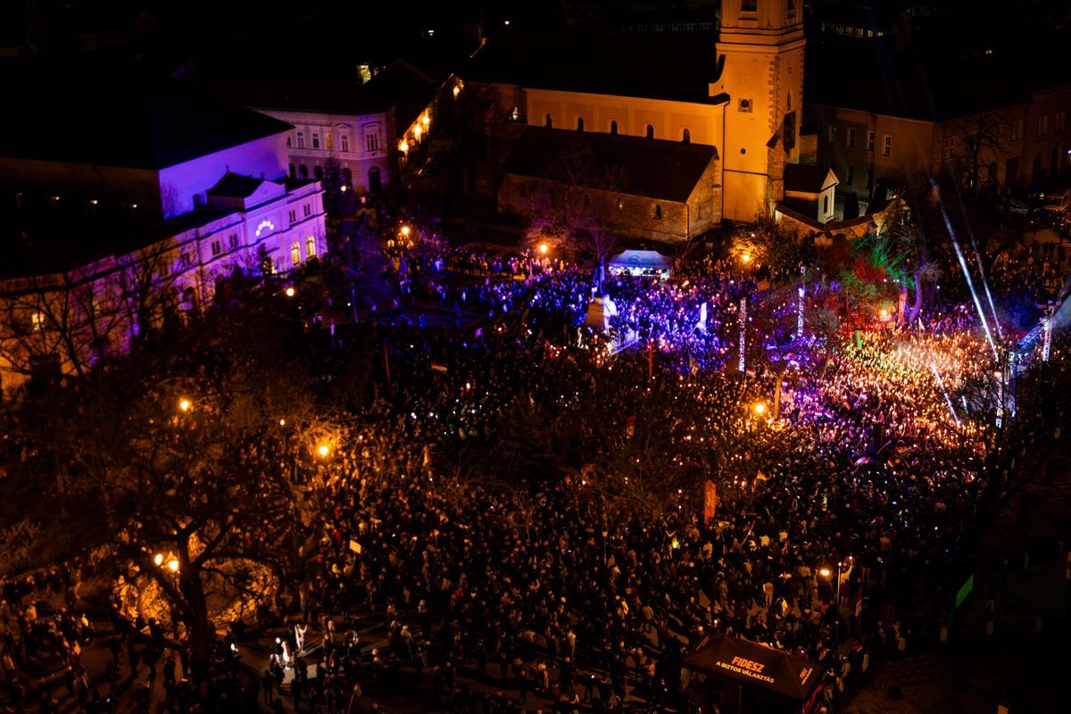 Hatalmas tömeg fogadta Orbán Viktort Kecskeméten