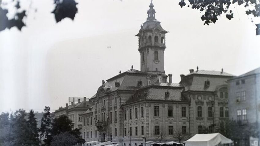 100 éve Szeged: a városi tisztviselő és az albérletbe adott hivatal