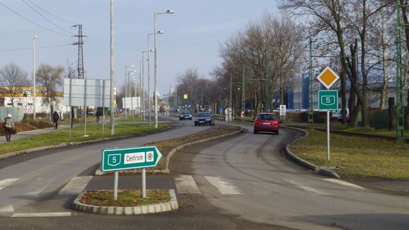 Veszélyes csapda a bicikliúton: szögeket szórtak az útra Szegeden +fotók