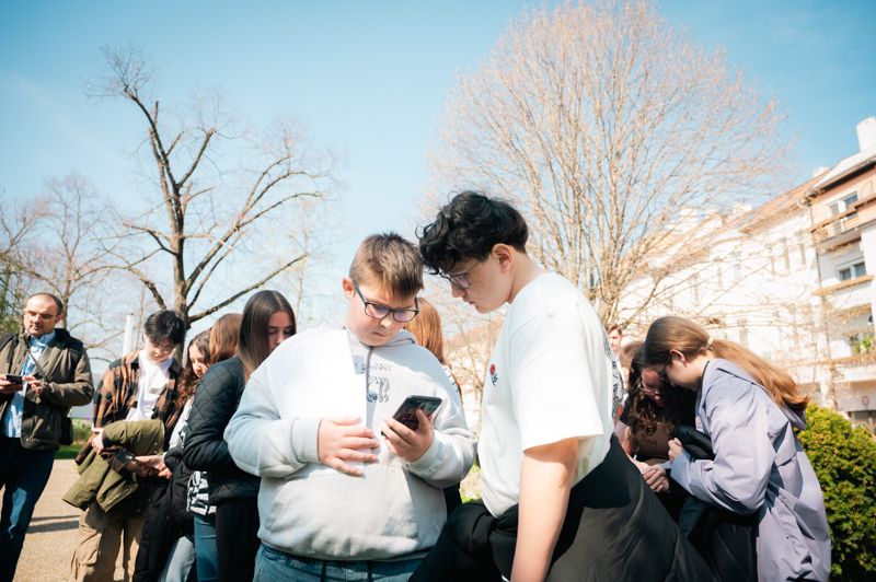 Az IWalk program okostelefonnal teszi átélhetővé Szeged múltját. Fotó: KJA