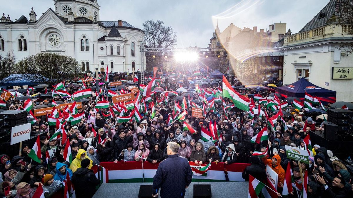 Orbán Viktor miniszterelnök beszédet mond országjárásának szolnoki állomásán