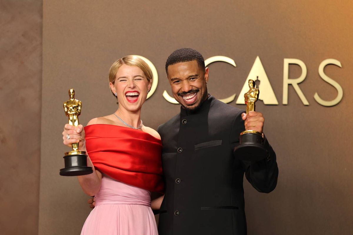 Az idei Oscar-gála legemlékezetesebb pillanatai közé tartozott, amikor Michael B. Jordan és Jessie Buckley is átvehette pályafutása első aranyszobrocskáját. Fotó: Getty Images Hungary