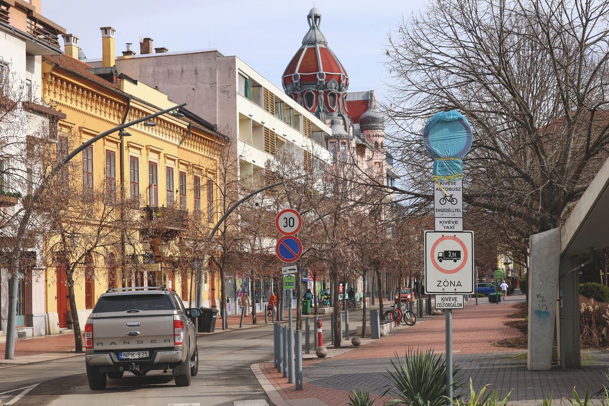Ideiglenesen feloldották a hétvégi tilalmat Szeged belvárosának forgalmas útján