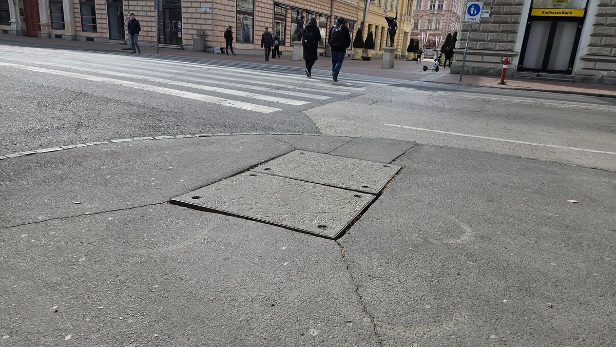 Az érintett aknafedél a Széchenyi téren minden rálépésnél bizonytalanul mozog. Fotó: SzegedMA