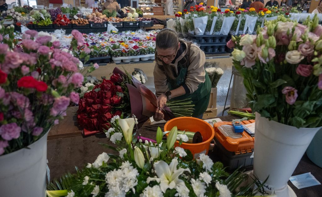 Virágillat és tavaszi hangulat fogadta a vásárlókat a szegedi Mars téri piacon nőnap előtt
