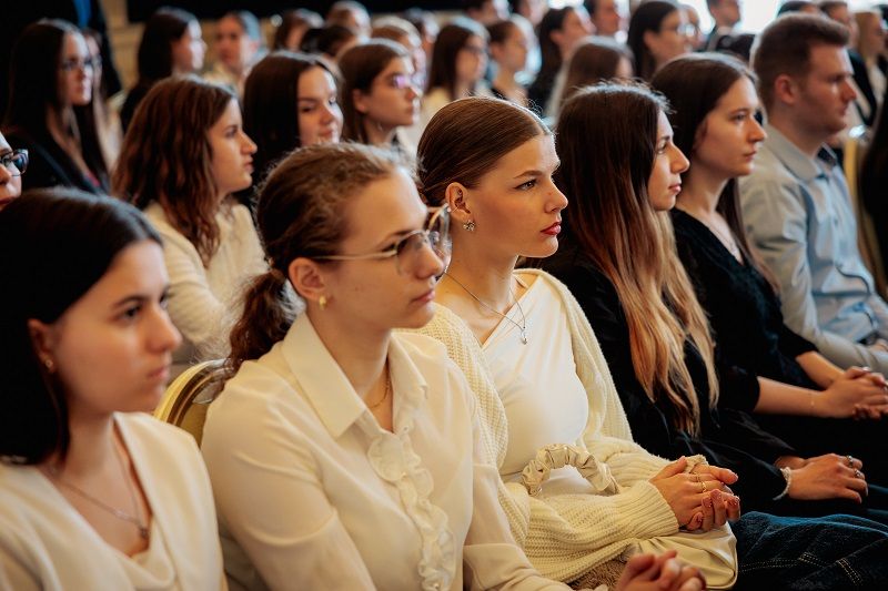 A Szegedi Tudományegyetem ünnepélyes keretek között adta át a pedagógushallgatók elhivatottságát elismerő Zirzen Janka ösztöndíj idei támogatásait. Fotó: Sahin-Tóth István