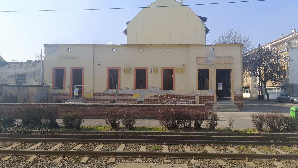 Már szinte csak csupasz falak maradtak a Rózsafa sörözőből.