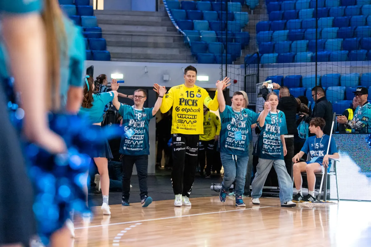 Ezúttal kísérőkkel vonultak a pályára a Pick Szeged-játékosok. (Fotó: Sólya Eliza)