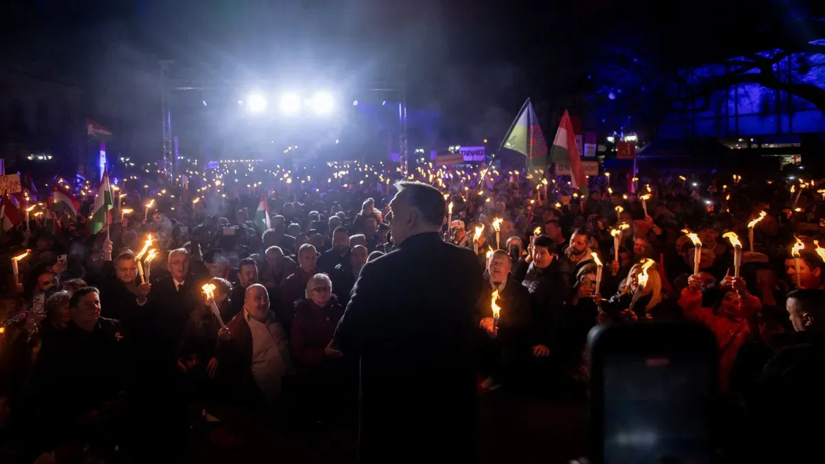 Hatalmas tömeg volt Egerben is Orbán Viktor országjárásának második állomásán, ez zavart okoz a Tisza pártnál