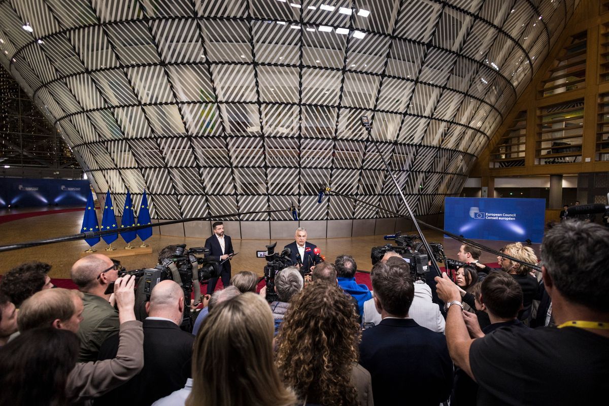 Orbán Viktor Brüsszelben tart sajtótájékoztatót. Fotó: MTI
