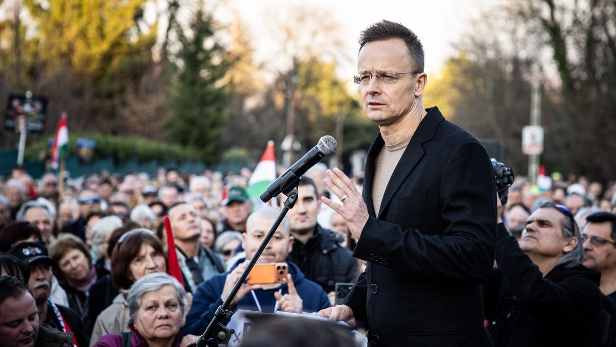 Szijjártó Péter szerint külföldi beavatkozási kísérlet zajlik. Fotó: Facebook