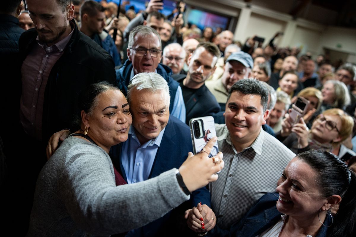 A pétervásárai fórumon Orbán Viktor arról beszélt, hogy kétfajta politika küzd egymással a választáson. Fotó: Facebook/Orbán Viktor
