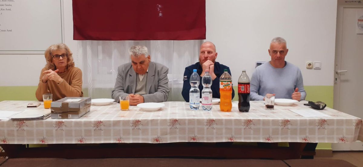 Az idősebb generáció átandta a stafétát a tiszaszigeti polgárőrségben. Fotó: Facebook