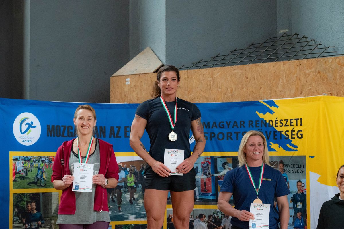Büszkén hozta haza az aranyérmet a szegedi rendőrség versenyzője, Bálint Gabriella az országos bajnokságról. Fotó: Csongrád-Csanád vármegyei rendőrség