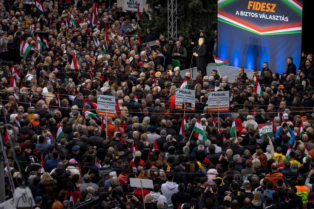 Orbán Viktor miskolci látogatásán hangsúlyozta, hogy a veszélyek korában csak a tapasztalat és a nyugalom garantálhatja az ország biztonságát. Fotó: MTI