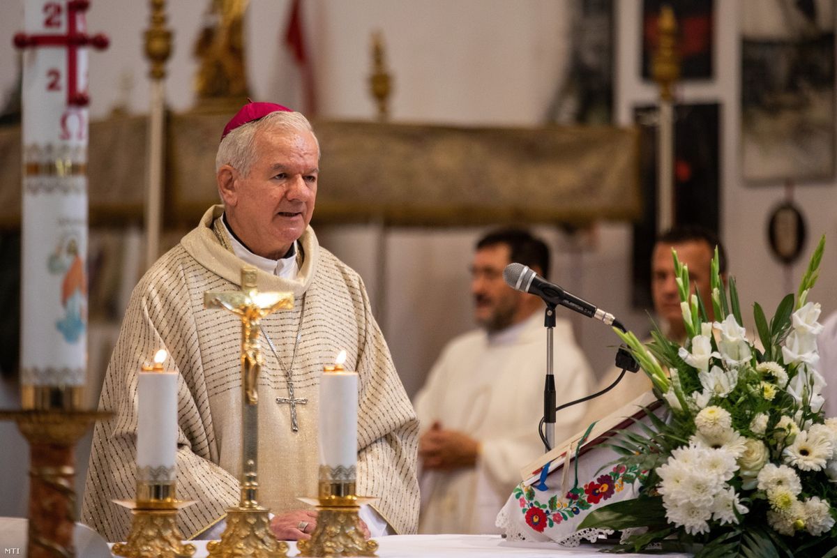 Kiss-Rigó László, a Szeged-Csanádi Egyházmegye püspöke ünnepi szentmisét koncelebrál. Fotó: Rosta Tibor / MTI