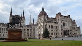 Nem a karmelitában lesz Magyar Péter irodája