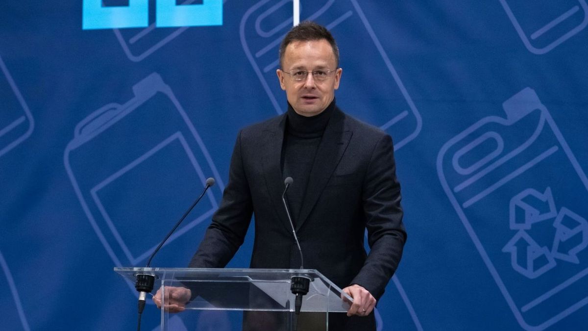 Szijjártó Péter szerint tragédia lenne a rezsicsökkentés eltörlése. Fotó: MTI