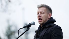 Őrjöngésbe és rongálásba kezdtek a tiszás rendezvény után Magyar Péter hívei +videó
