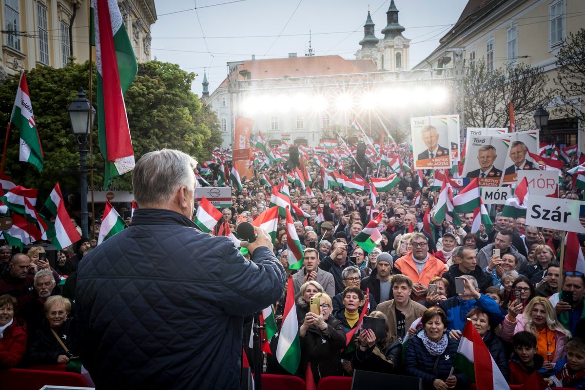Orbán Viktor országjárását Magyar Péter szervezett hívei próbálták megzavarni. Fotó:  Miniszterelnöki Kommunikációs Főosztály. 