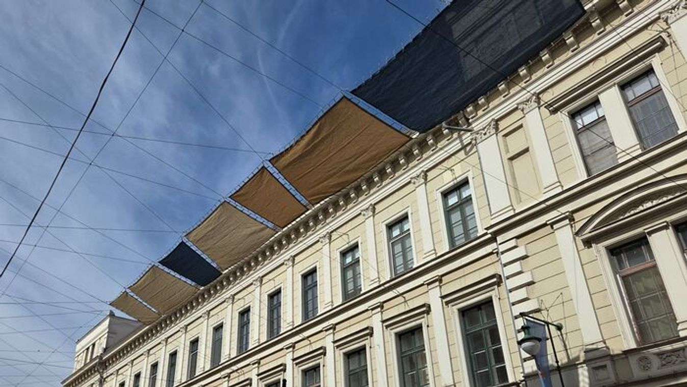 Már szerelik a hűsítő napvitorla egységeket a napfényes Kárász utcán