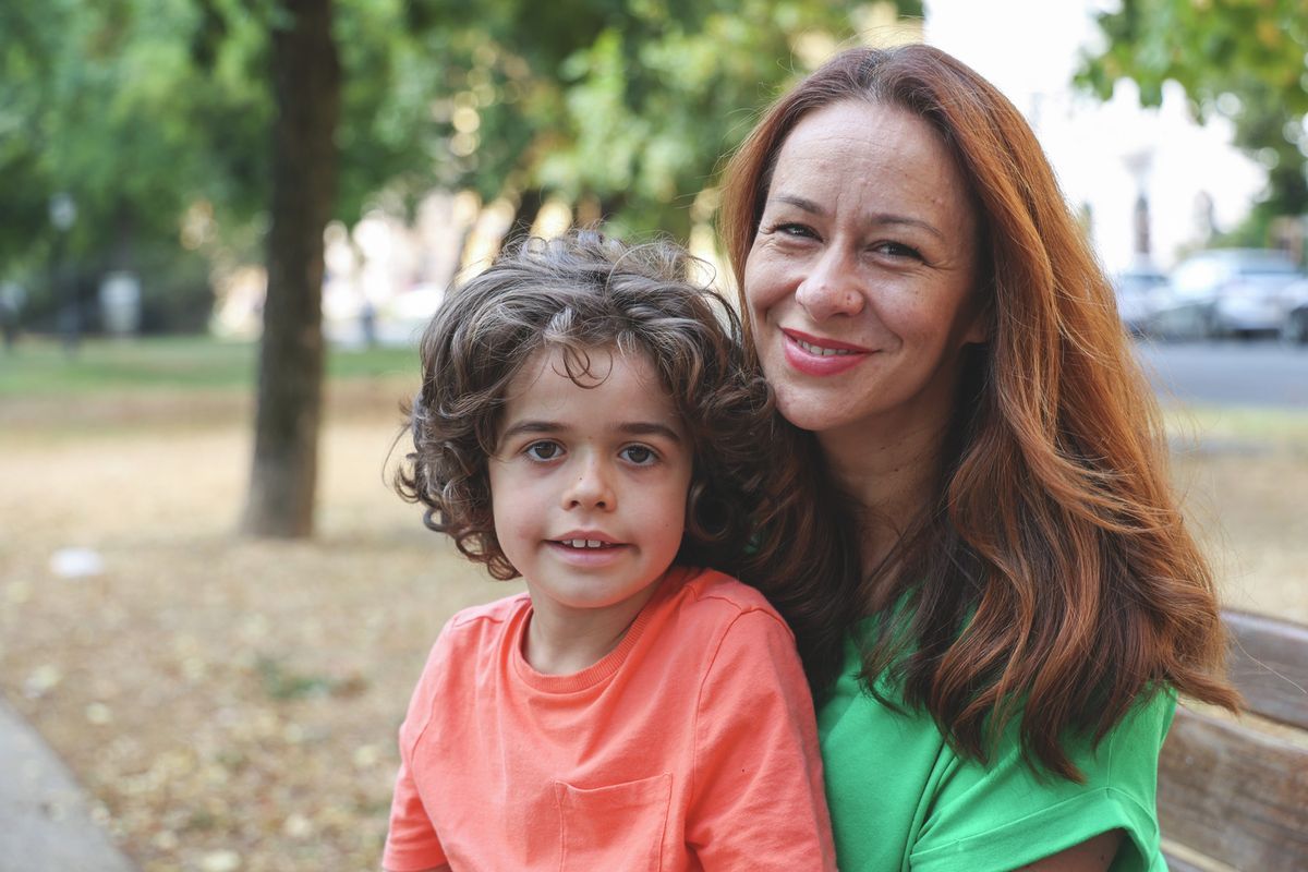 Jótékonysági stand-up esten fogtak össze a Duchenne-féle izomsorvadással élő szegedi kisfiúért, Mirkóért