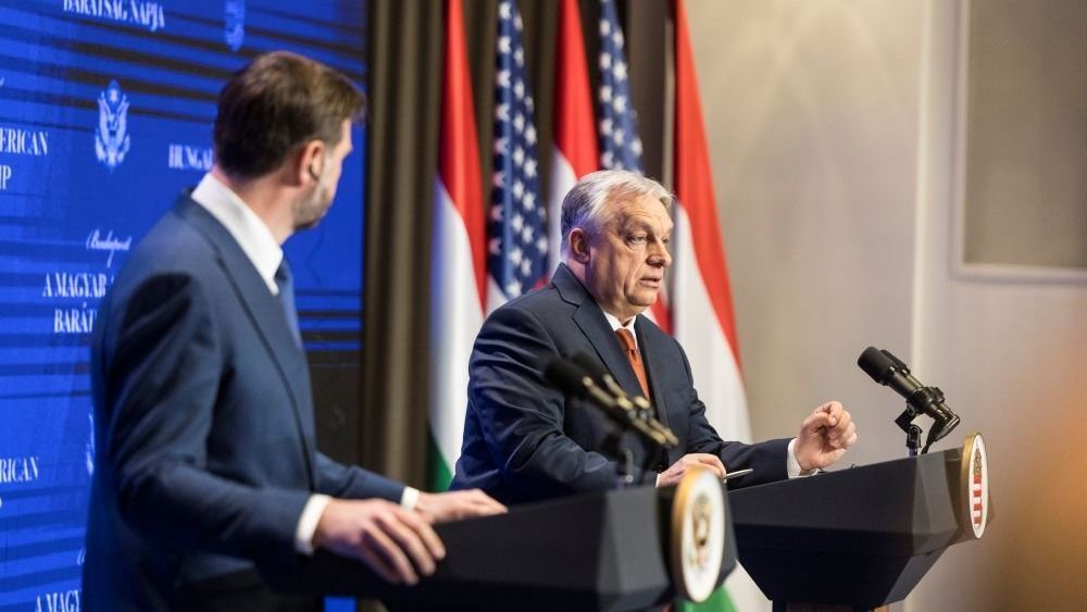 Budapesti nagygyűlésen szólt Donald Trump Orbán Viktor mellett
