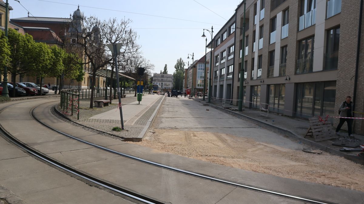 Az Indóház tér egy részéről már eltűntek a kockakövek. (Fotó: Tóth Norbert)