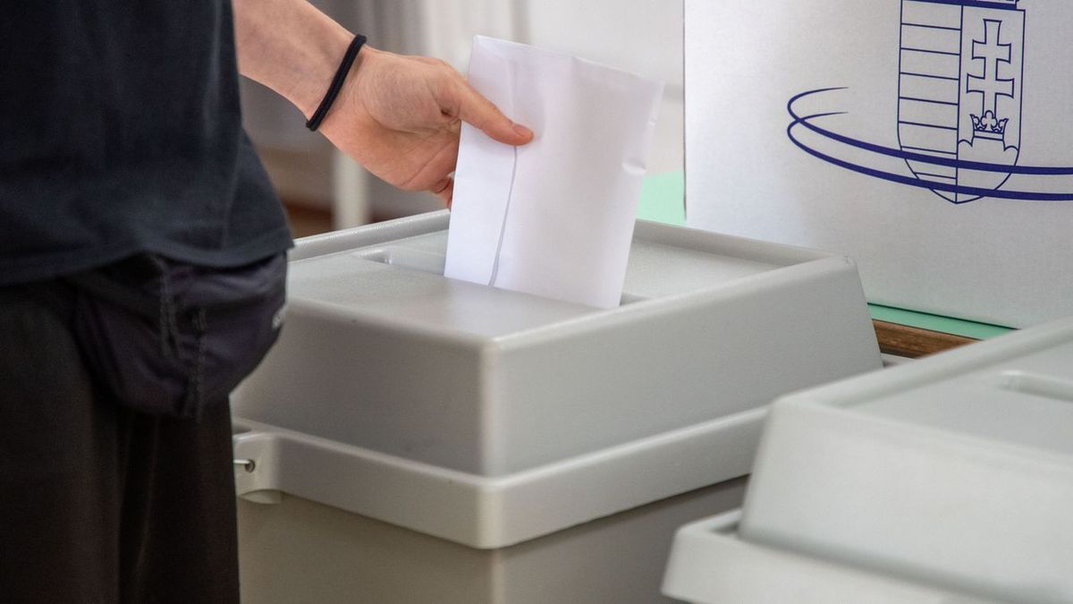 A választás napján országszerte több mint tízezer szavazókörben várják a választókat