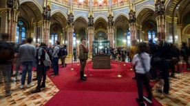 Marad a helyén a Szent Korona: elutasították az áthelyezési tervet