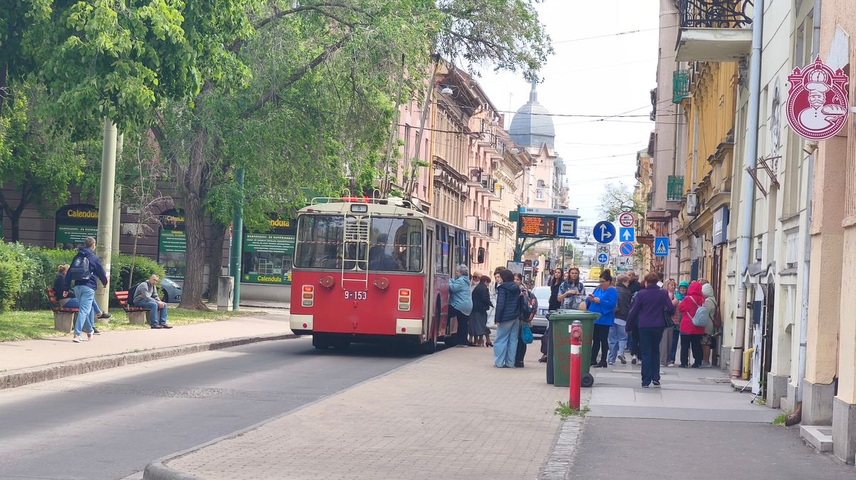 Többek csak azért utaztak, hogy ismét felszálljanak a retro járművekre. Ezt a mai napon megtehetik, hogyha kifogják a nosztalgiajáratok egyikét. (Fotó: Tóth Norbert)