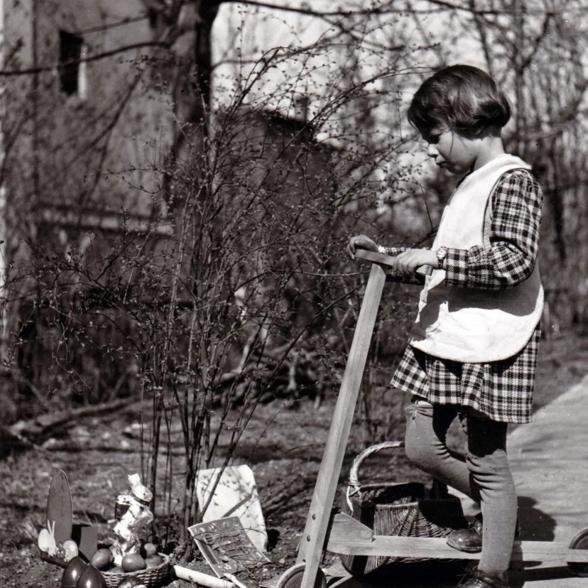 Húsvéti tojáskeresés 1946-ból. Fotó: Fortepan