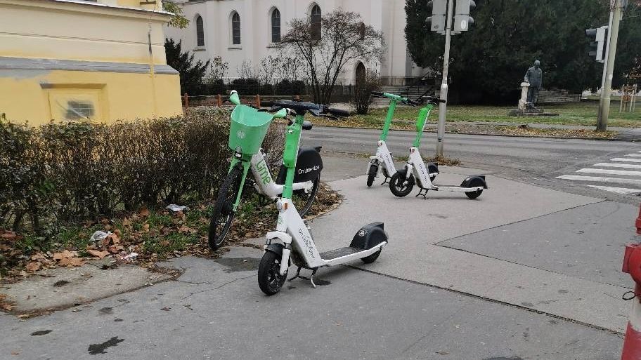 Petíció indult a rollerek hanyag használata miatt. (Forrás: Facebook / Szegeden közlekedünk)