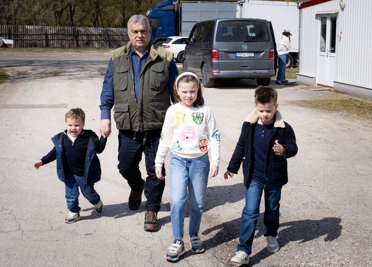 Orbán Viktor együtt vásárolta a húsvéti sonkát az unokáival. Fotó: Facebook