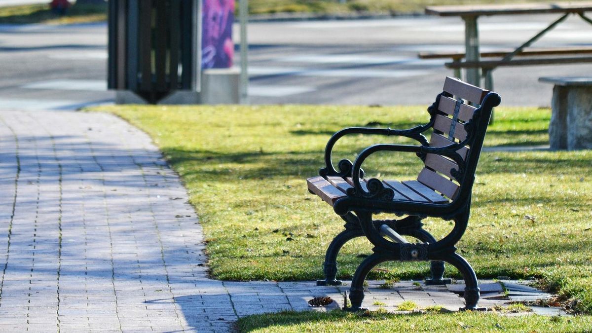 Egy padon látták később az ittas szavazatszámlálót