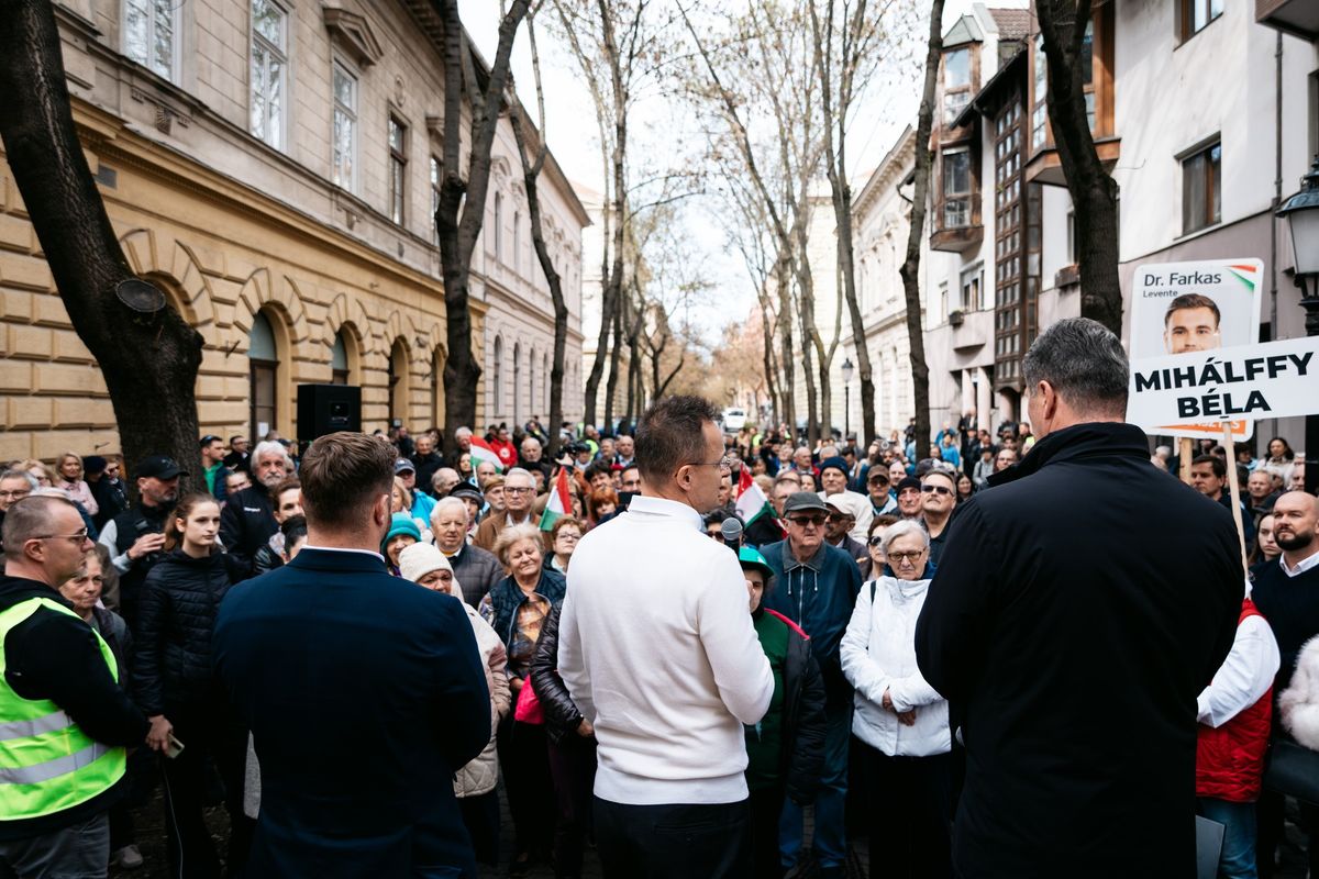 Szijjártó Péter utcafóruma megtöltötte a Deák Ferenc utcát, több százan hallgatták a külügyminisztert