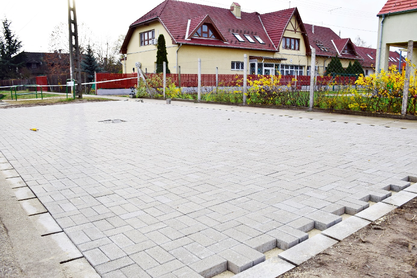 Domaszék új aszfaltúttal és modern parkolókkal fejleszti az ovi környékét. Fotó: domaszek.hu