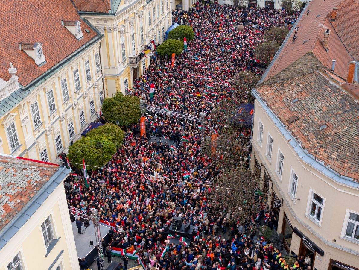Székesfehérváron is hatalmas tömeg fogadta Orbán Viktort