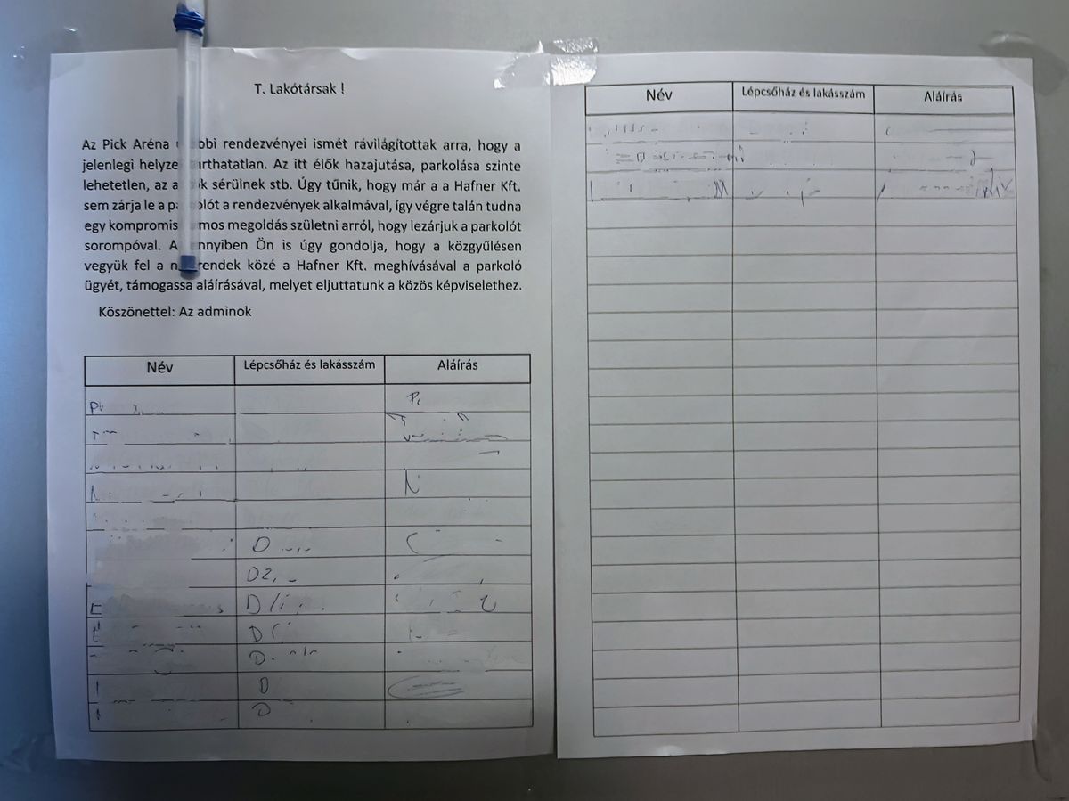 Sorompót szeretnének a Pick Aréna melletti társasházak lakói
