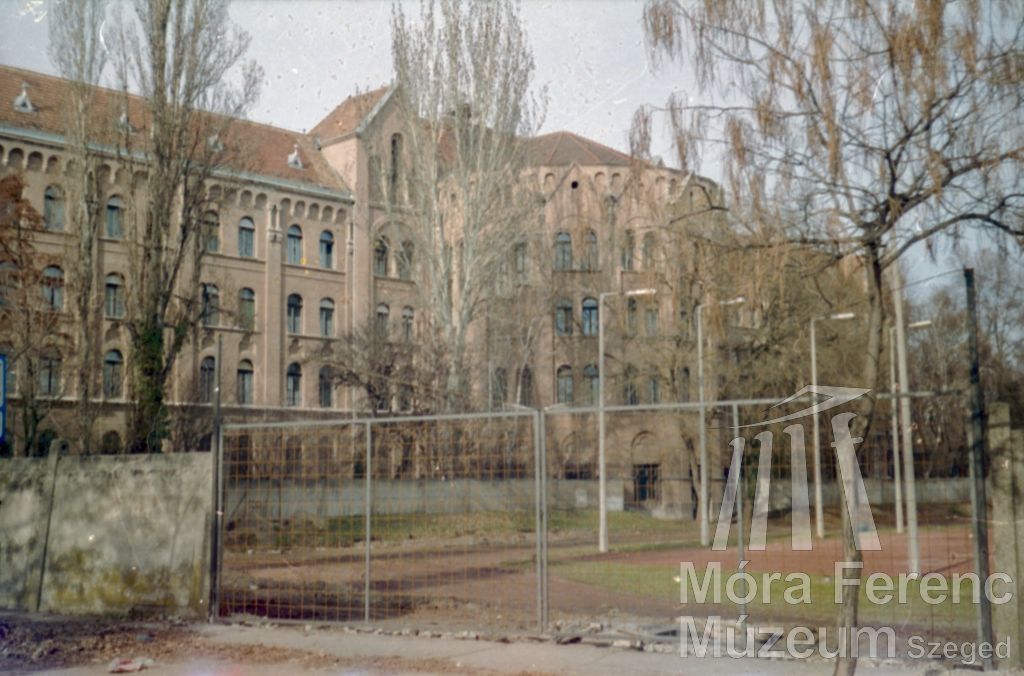 Hátsó bejárat az Ady téren.