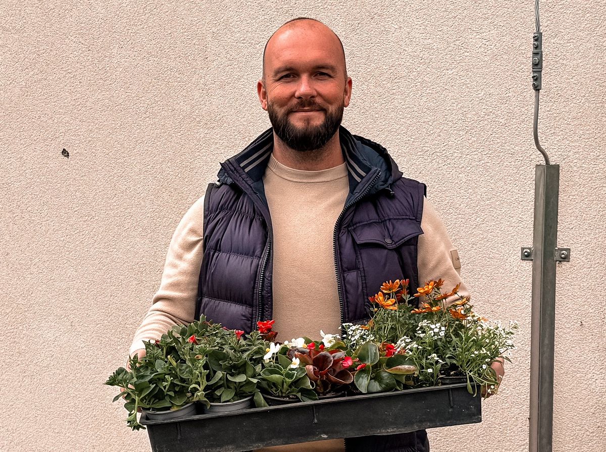 A Föld napja alkalmából egynyári virágokat kapott a szentmihályi bölcsőde, de a látogatás nemcsak az ünnepről szólt