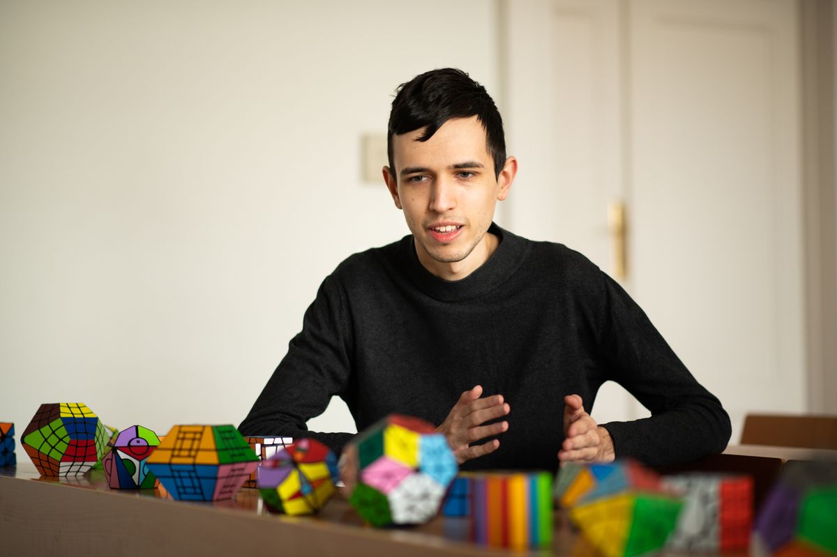 A szegedi tehetség egyedi Rubik-kocka variánsokat tervez az egyetemi évek alatt. Fotó: Bartha Karina