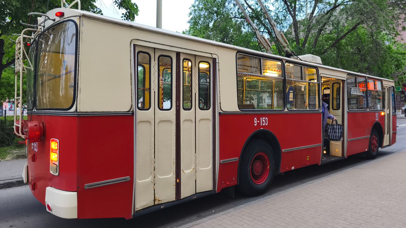 Időutazás Szegeden: legendás trolibuszok szelik a város utcáit +videó